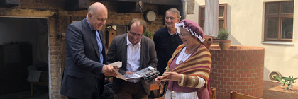 Landrat Roger Lewandowski (links) zu Gast bei den Nauener Heimatfreunden.