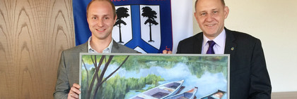 Landrat überreicht Felix Menzel ein Gemälde als Dauerleihgabe, ©Landkreis