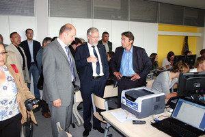 Landrat Dr. Burkhard Schröder (Mi.) mit dem Ersten Beigeordneten Roger Lewandowski (li.) und dem SPD-Fraktionschef im Brandenburger Landtag Günter Baaske (re.) bei einem Rundgang durch die neuen Räume.