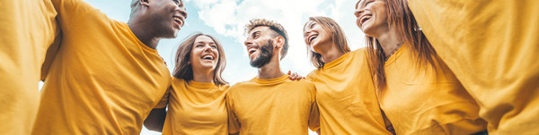 Klick öffnet Text; Gruppe von Menschen umarmen sich