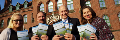 Mit der neuen Kreisbroschüre in der Hand: Bianca Lange (Pressestelle), Mario Fischer (Städte-Verlag), Landrat Roger Lewandowski und Caterina Rönnert (Pressestelle), © Landkreis Havelland