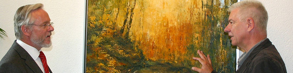 Michael Student (re.) zeigt <br /> Landrat Dr. Burkhard Schröder sein Werk