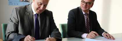 Landrat Roger Lewandowski und Mathias Köhler, Geschäftsführer von Havelbus, unterzeichnen die Unterstützungserklärung zum Maerker, ©Landkreis Havelland