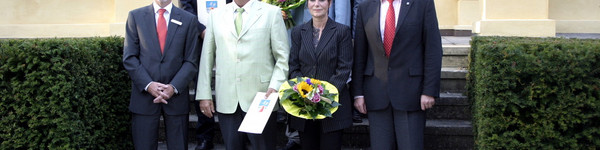 Landrat Dr. Burkhard Schröder (v.re.) und MBS-Marktdirektor Jürgen Tschirch (v.li.) mit den Preisträgern des diesjährigen Wirtschaftsförderpreises des Landkreises Havelland.