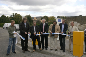 Mit dem symbolischen Durchschneiden des Bandes <br /> wurde der Parkplatz in Ribbeck eröffnet.