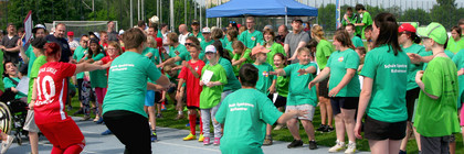 Die Förderschule Spektrum aus Rathenow animierte die Besucher zur gemeinsamen Aufwärmrunde. 
