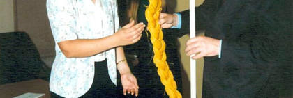 Vor zehn Jahren gab es für Landrat Dr. Burkhard Schröder zu Eröffnung des Bürgerservicebüros den sprichwörtlichen "abgeschnittenen alten Zopf" und einen "neuen Besen" - Symbol für das neue und frische Bürgerservicebüro der havelländischen Kreisverwaltung. (Foto: Archiv Kreisverwaltung)