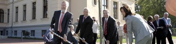Landrat Dr. Burkhard Schröder, Staatssekretär Wolfgang Gibowski, Nauens Bürgermeister Detlef Fleischmann und die Landtagsabgeordnete Barbara Richstein (v.li.) pflanzten den niedersächsischen Birnbaum am Schloss Ribbeck.