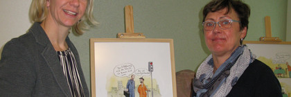 Christina Höffler und Kristina Haupt stehen vor einem der ausgestellten Werke.