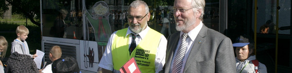 Landrat Dr. Burkhard Schröder (re.) übergab während des Verkehrssicherheitstages Bewilligungsbescheide aus dem 100-Stellen-Programm des Landkreises an Dietmar Kratzsch, Vorsitzender der Verkehrswacht Havelland.