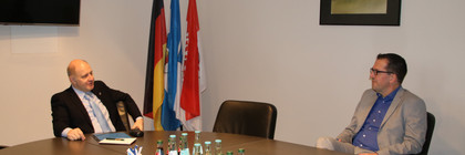 Landrat Lewandowski und Bürgermeister Richter sitzen an einem Tisch.