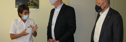 Eine klinik-Mitarbeiterin unterhält sich mit Dietmar Woidke und Roger Lewandowski.