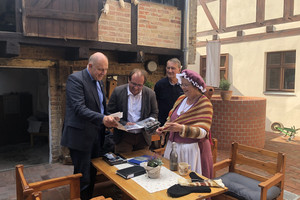 Landrat Roger Lewandowski (links) zu Gast bei den Nauener Heimatfreunden.