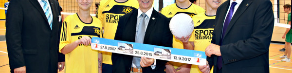 Landrat Roger Lewandowski, Bürgermeister der Stadt Nauen, Detlef Fleischmann und Schulleiter Eckhard Vierjahn (v.l.) mit Schülerinnen und Schülern des Oberstufenzentrums Nauen kurz vor dem Volleyballturnier