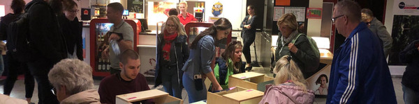 Klick öffnet Bildbetrachter ; mehrere Menschen sitzen an einem Tisch