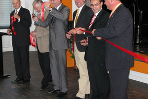 Beim Durchtrennen des Bandes v.r.: Eckhard Vierjahn, Leiter des OSZ Havelland, das Architektenteam Galandi und Schirmer, Minister Rupprecht, Landrat Dr. Schröder, Schuldezernent Roger Lewandowski.
