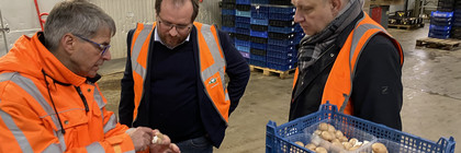Landrat Roger Lewandowski (rechts) und Nauens Bürgermeister Manuel Meger (Mitte) bei ihrem Besuch in der Dohme Pilzzucht GmbH in Tietzow.