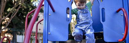 Ein Kind spielt auf einem Spielplatz.
