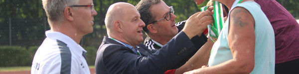 Klick öffnet Bildbetrachter mehrere Personen