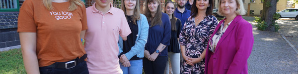 Klick öffnet Bildbetrachter , eine Gruppe von Männern und Frauen vor dem Kreishaus in Rathenow