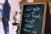 Ein Aufsteller mit der Aufschrift "Hier gilt 2G-Regel: geimpft oder genesen".
