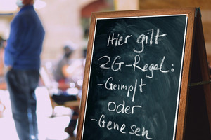 Ein Aufsteller mit der Aufschrift "Hier gilt 2G-Regel: geimpft oder genesen".
