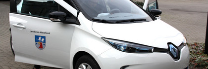 Johanna Hornig, Klimaschutzbeauftragte, testet das Elektroauto