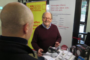 Ein Stromsparhelfer bei der Beratung, © Jens Wegener