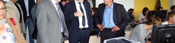 Landrat Dr. Burkhard Schröder (Mi.) mit dem Ersten Beigeordneten Roger Lewandowski (li.) und dem SPD-Fraktionschef im Brandenburger Landtag Günter Baaske (re.) bei einem Rundgang durch die neuen Räume.