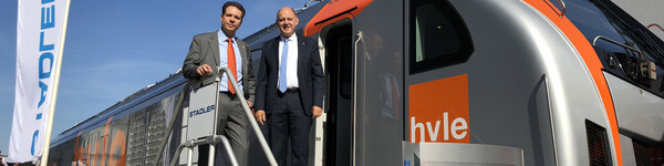 Landrat und Martin Wischner, Vorstand der hvle, vor der neuesten Generation der Eurodual-Lokomotive des Schienenfahrzeugherstellers Stadler. Die hvle hat 2017 10 dieser Lokomotiven für den Gütertransportverkehr erworben, ©Landkreis Havelland