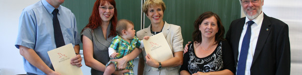 Übergabe der Fördermittelbescheide im Oberstufenzentrum (OSZ) Havelland an die Rathenower Kita "Kindermund" und die Wustermarker Kita "Sonnenschein" v.L.: Wustermarks Bürgermeister Holger Schreiber, Veronika Mattetat, Vorsitzende des Fördervereins der Kita "Kindermund" mit Kind, Ministerin Münch, Julia Walter, Leiterin der Kita "Kindermund", und Landrat Dr. Schröder.