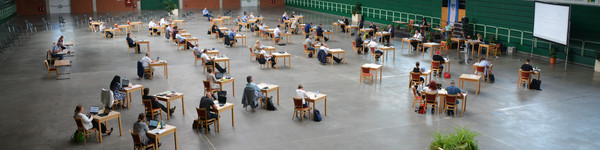 Blick von oben in die Brandenburghalle, wo die Kreistagsabgeordneten auf ihren Plätzen sitzen.