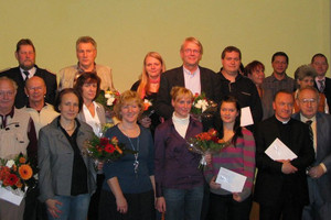 Vertreter der 19 Vereine, die gestern eine Spende der MBS entgegen genommen haben, mit dem Landrat des Landkreises Havelland, Dr. Burkhard Schröder (ganz links), dem MBS-Marktdirektor Havelland, Matthias Kremer (ganz rechts), und dem MBS-Vorstandsmitglied Andreas Fellmann (zweiter von rechts).