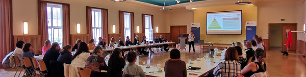 Blick in den Saal, in der die Veranstaltung stattfand - Klick öffnet Bildbetrachter