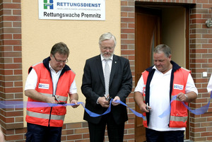 Jörg Grigoleit, Dr. Burkhard Schröder und der technische Einsatzleiter Andreas Büttner zerschnitten das obligatorische Band zur Eröffnung der neuen Rettungswache.