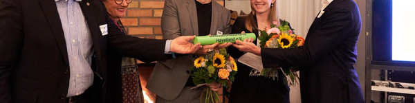 Die beiden Initiatoren des Innovationsbündnisses Havelland, Helga Breuninger und Roger Lewandowski, übergeben den Staffelstab an den nun gewählten Vereinsvorstand. © Uwe Steckhan/ Helga Breuninger Stiftung