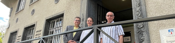 Drei Personen stehen auf der neuen Rampe vor der MBS-Filiale in Nauen - Bild öffnet sich im Bildbetrachterfenster.