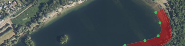 Luftaufnahme des Nymphensees mit Kennzeichung des Schutzbereichs in rot - Klick öffnet Bildbetrachter