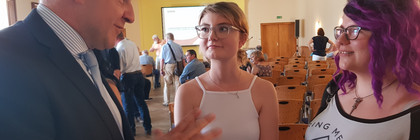 Auch Rike Timme und Denise Jäkel vom Kinder-Jugendparlament Rathenow waren zur Präsentation gekommen. Sie hatten zuvor schon stellvertretend für die Rathenower Schülerschaft ihre Wünsche und Ideen für das Buskonzept abgegeben.