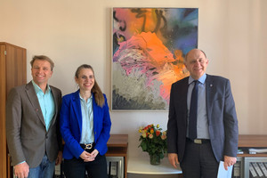 Klick öffnet Bildbetrachter; drei Personen vor einem modernen Gemälde