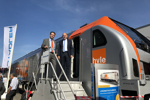 Landrat und Martin Wischner, Vorstand der hvle, vor der neuesten Generation der Eurodual-Lokomotive des Schienenfahrzeugherstellers Stadler. Die hvle hat 2017 10 dieser Lokomotiven für den Gütertransportverkehr erworben, ©Landkreis Havelland