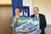 Landrat überreicht Felix Menzel ein Gemälde als Dauerleihgabe, ©Landkreis