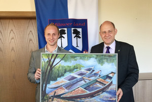 Landrat überreicht Felix Menzel ein Gemälde als Dauerleihgabe, ©Landkreis