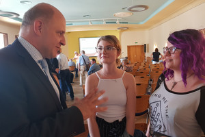 Auch Rike Timme und Denise Jäkel vom Kinder-Jugendparlament Rathenow waren zur Präsentation gekommen. Sie hatten zuvor schon stellvertretend für die Rathenower Schülerschaft ihre Wünsche und Ideen für das Buskonzept abgegeben.