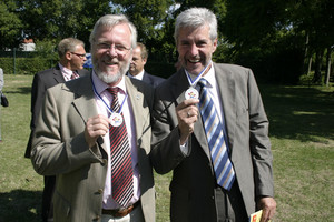 Für ihr sportliches Engagement (beim Tauziehen) erhielten Landrat Dr. Burkhard Schröder und Minister Holger Rupprecht die gleichen Medaillen wie die kleinen Sportler bei der Vorschul-Olympiade
