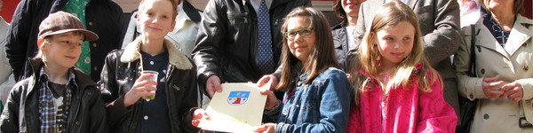 Übergabe des Zuwendungsbescheides. Zweite Reihe ab 2.v.l.: Schulleiterin Regina Beyer, Bürgermeister Heiko Müller, Landrat Dr. Burkhard Schröder.