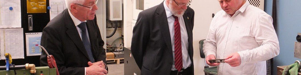 EBK Rathenower Feinguss GmbH & Co KG: Jens Krüger, ehemaliger Geschäftsführer, Landrat Dr. Burkhard Schröder, Geschäftsführer Torsten Falke (v.l.)