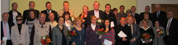 Vertreter der 19 Vereine, die gestern eine Spende der MBS entgegen genommen haben, mit dem Landrat des Landkreises Havelland, Dr. Burkhard Schröder (ganz links), dem MBS-Marktdirektor Havelland, Matthias Kremer (ganz rechts), und dem MBS-Vorstandsmitglied Andreas Fellmann (zweiter von rechts).