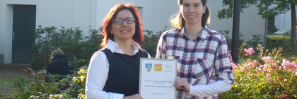 Amtsleiterin Christine Fliegner und Juliane Zellmer vom havelländischen Umweltamt präsentieren einen der Energieberatungsgutscheine.