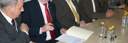 Gemeinsam mit den Bürgermeistern unterzeichnete Landrat Dr. Burkhard Schröder die Absichtserklärung zur Bildung einer Kommunalen Arbeitsgemeinschaft.